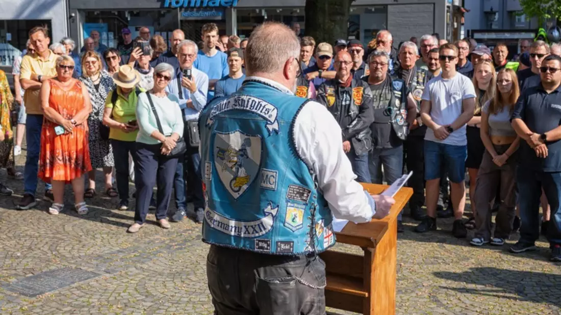 FW Ratingen: Blue und Red Knights zum Jahrestag in Ratingen - Bild: presseportal.de