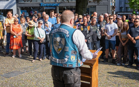 FW Ratingen: Blue und Red Knights zum Jahrestag in Ratingen - Foto: presseportal.de