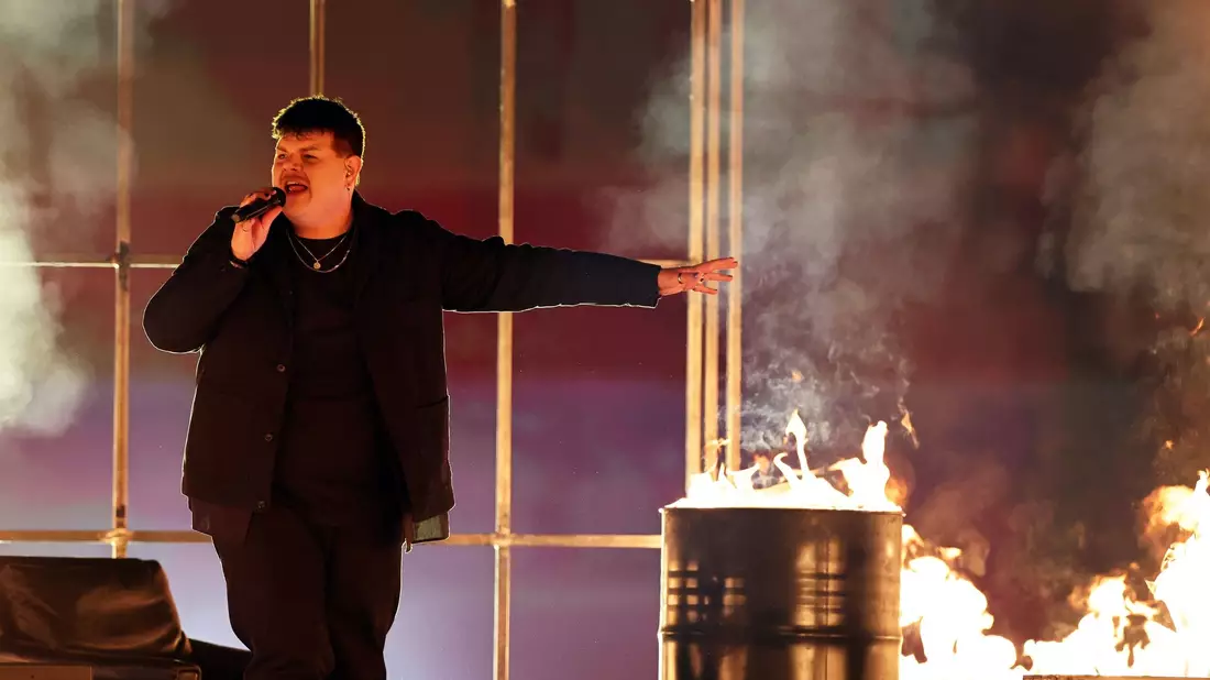 Silvester Belt (M) aus Litauen mit dem Titel «Luktelk» auf der Bühne beim Finale des Eurovision Song Contest 2024. - Bild: Jens Büttner/dpa