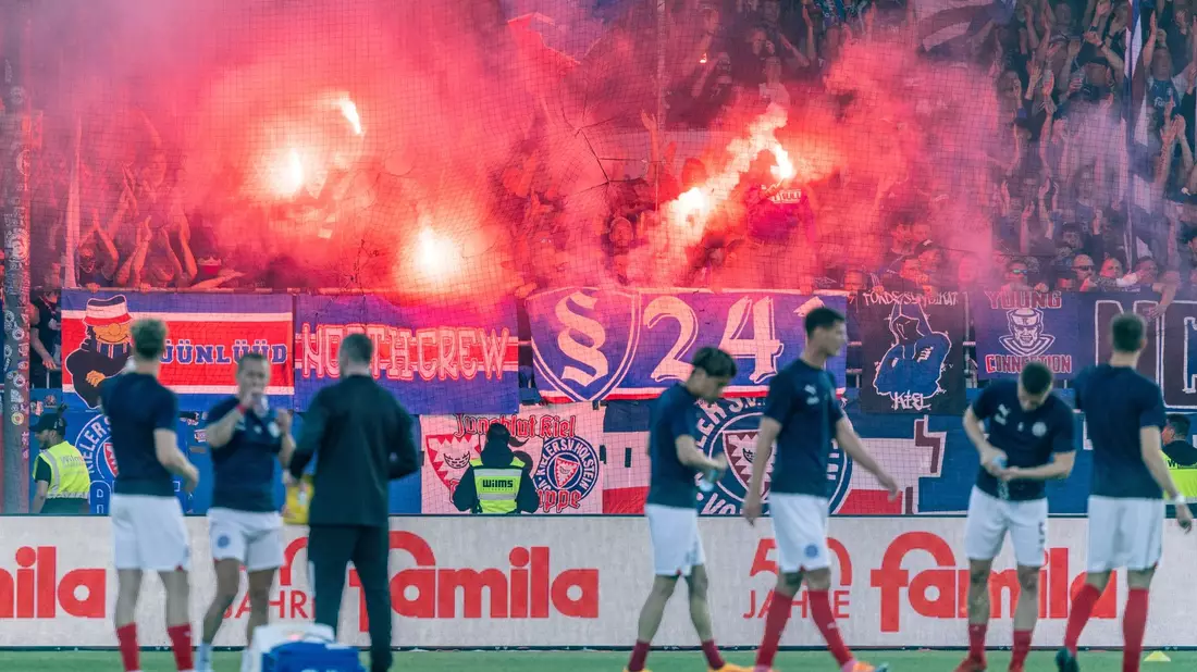 Holstein Kiel feiert den ersten Bundesliga-Aufstieg der Vereinsgeschichte. - Bild: Axel Heimken/dpa