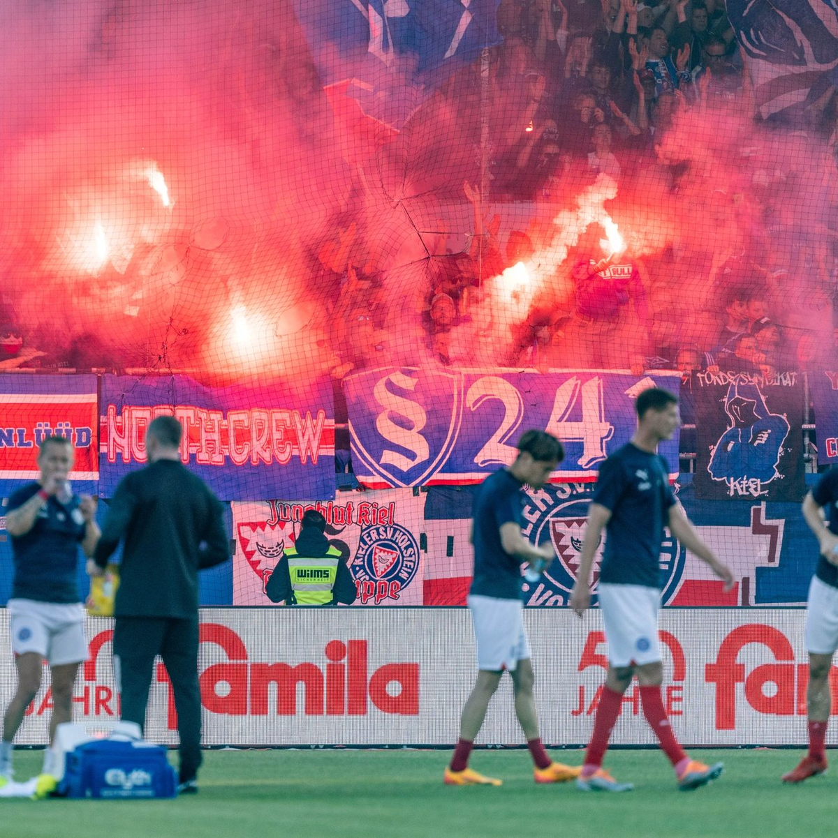 Holstein Kiel feiert den ersten Bundesliga-Aufstieg der Vereinsgeschichte. - Foto: Axel Heimken/dpa