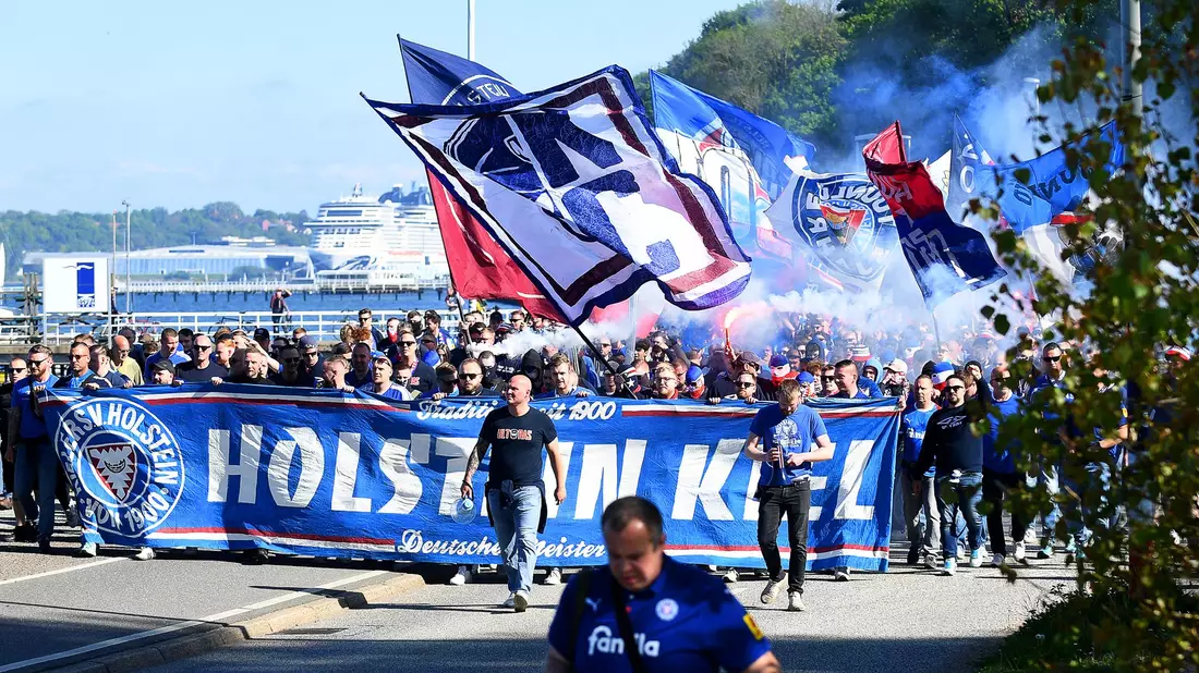 Vor der Partie organisierten die Kieler Fans einen Fanmarsch. - Bild: Michael Schwartz/dpa