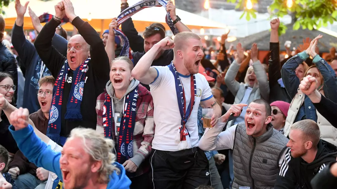 Kieler Fans nach dem 1:0 für Kiel beim Public Viewing in der Forstbaumschule. - Bild: Michael Schwartz/dpa