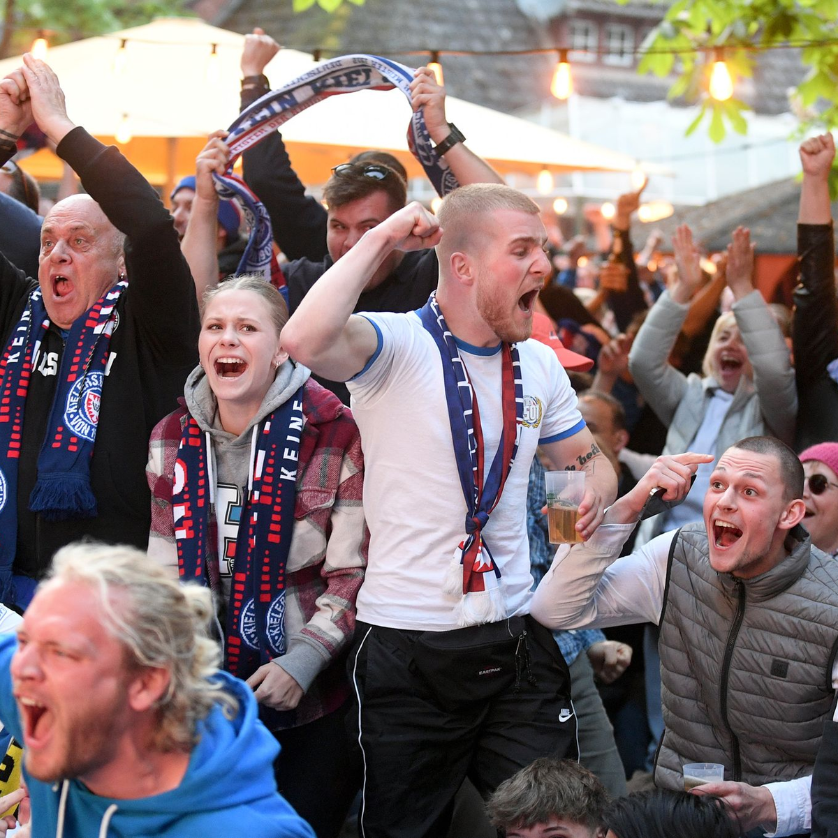 Kieler Fans nach dem 1:0 für Kiel beim Public Viewing in der Forstbaumschule. - Foto: Michael Schwartz/dpa