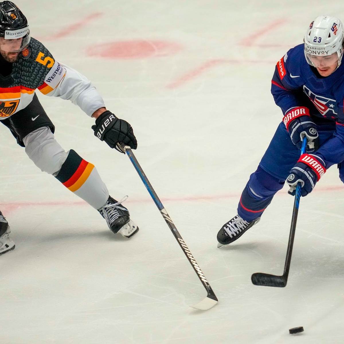 Deutschland und die USA lieferten sich eine umkämpfte Partie. - Foto: Darko Vojinovic/AP/dpa