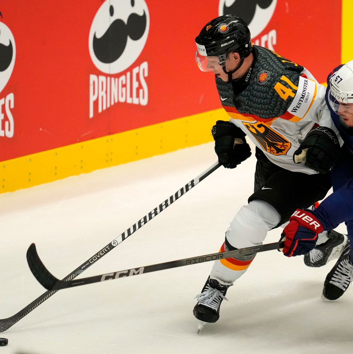 Deutschlands Jonas Müller (l) gegen Shane Pinto aus den USA in Aktion. - Foto: Darko Vojinovic/AP/dpa