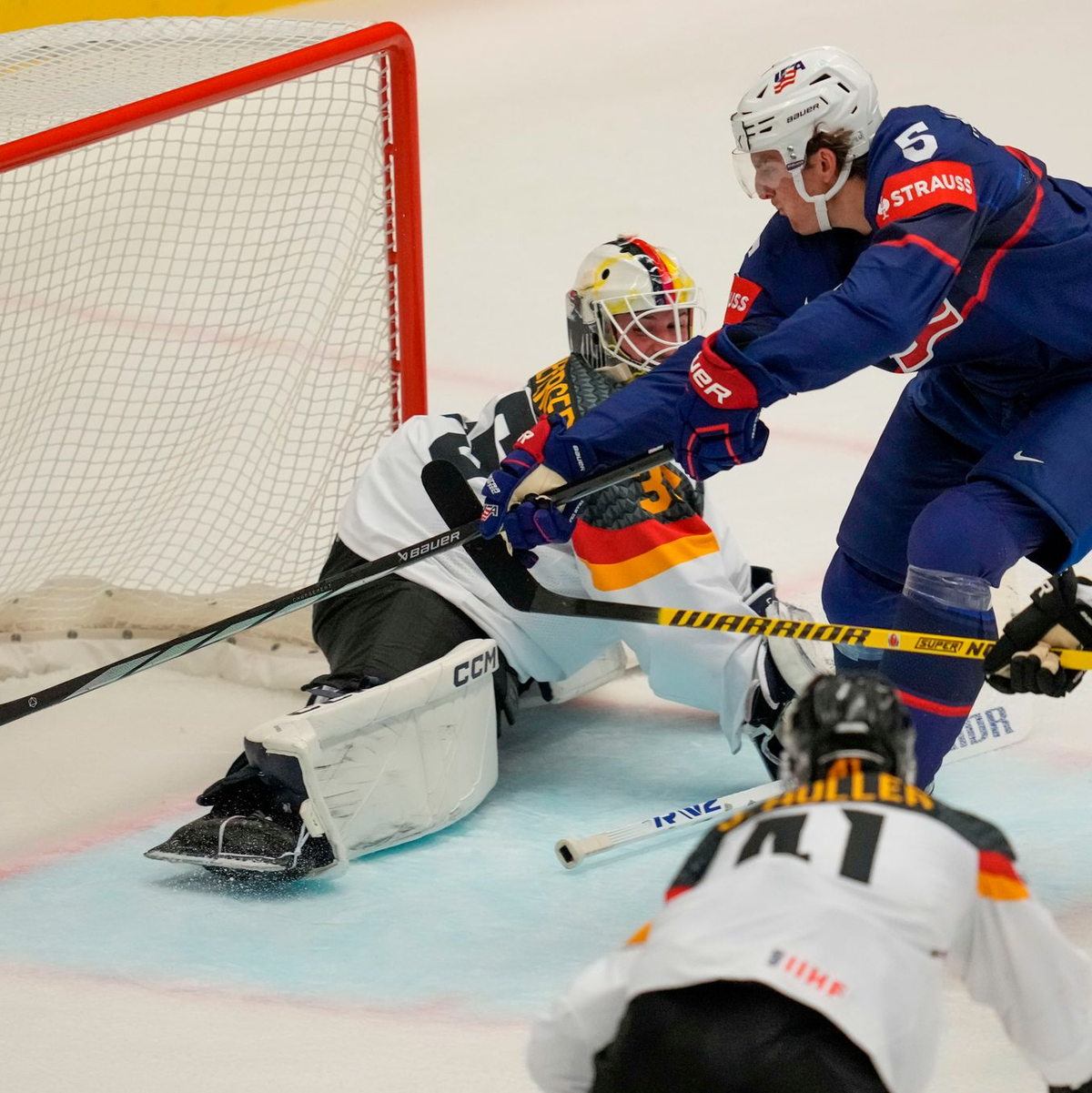 Eine Nummer zu groß: Michael Kesselring (M) und die USA besiegen Deutschland. - Foto: Darko Vojinovic/AP/dpa