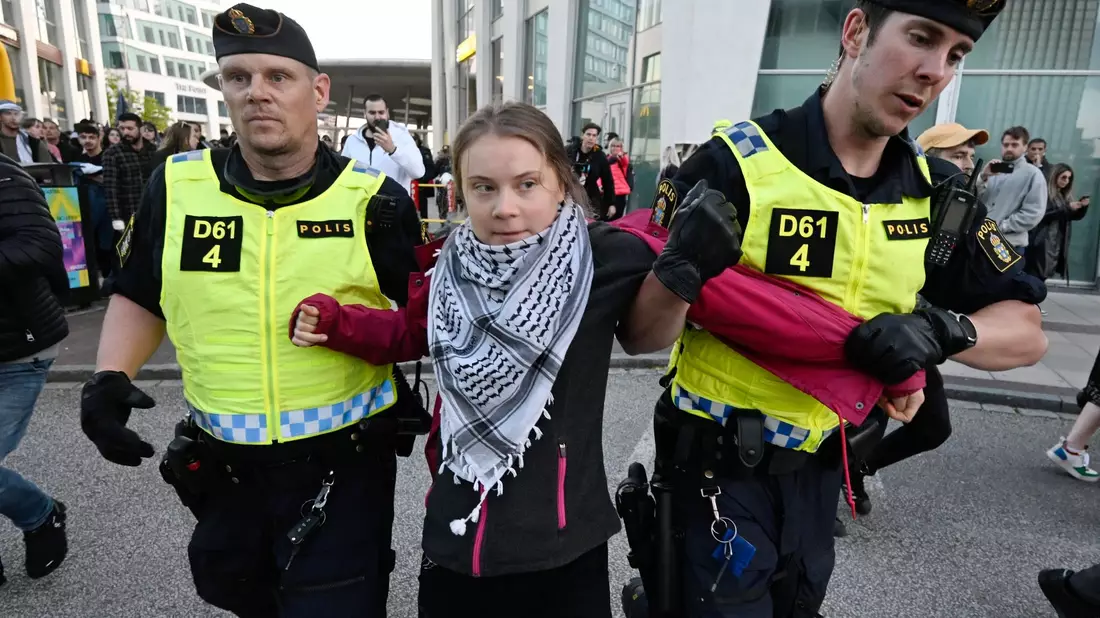 Polizisten führten Klimaaktivistin Greta Thunberg vom Platz vor der Arena ab. - Bild: Johan Nilsson/TT News Agency/AP/dpa