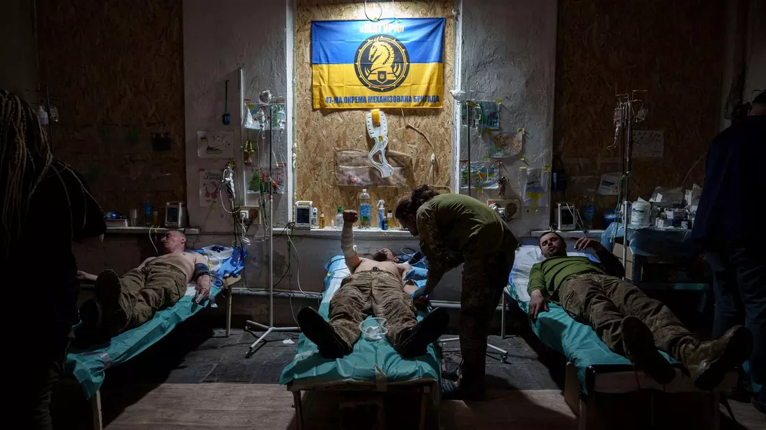 Ein Feldlazarett in der Region Donezk: Die Ukraine verteidigt sich seit mehr als zwei Jahren gegen den russischen Angriffskrieg. - Bild: Evgeniy Maloletka/AP