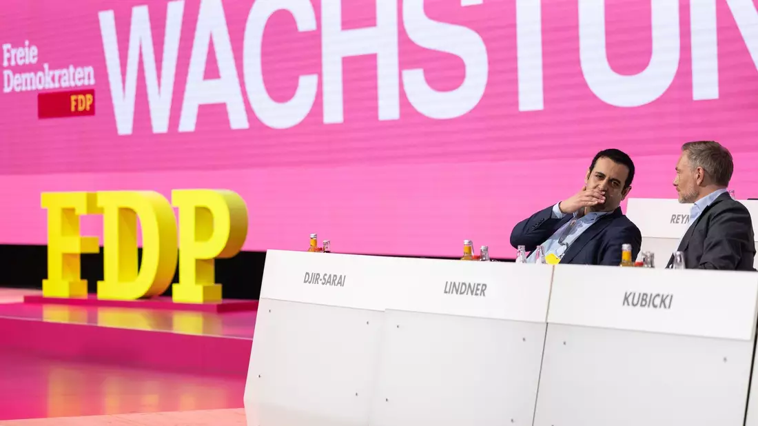 FDP-Generalsekretär Djir-Sarai (l) und Parteichef Lindner im Gespräch: Ihre Partei erneuert ihre Forderung nach einer echten Aktienrente nach schwedischem Vorbild. - Bild: Hannes P. Albert/dpa