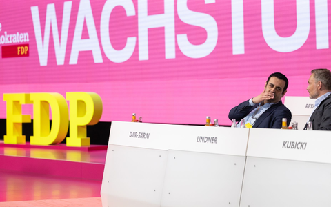 FDP-Generalsekretär Djir-Sarai (l) und Parteichef Lindner im Gespräch: Ihre Partei erneuert ihre Forderung nach einer echten Aktienrente nach schwedischem Vorbild. - Foto: Hannes P. Albert/dpa FDP-Generalsekretär Djir-Sarai (l) und Parteichef Lindner im Gespräch: Ihre Partei erneuert ihre Forderung nach einer echten Aktienrente nach schwedischem Vorbild. - Foto: Hannes P. Albert/dpa