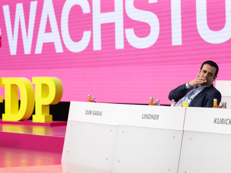 FDP-Generalsekretär Djir-Sarai (l) und Parteichef Lindner im Gespräch: Ihre Partei erneuert ihre Forderung nach einer echten Aktienrente nach schwedischem Vorbild. - Foto: Hannes P. Albert/dpa