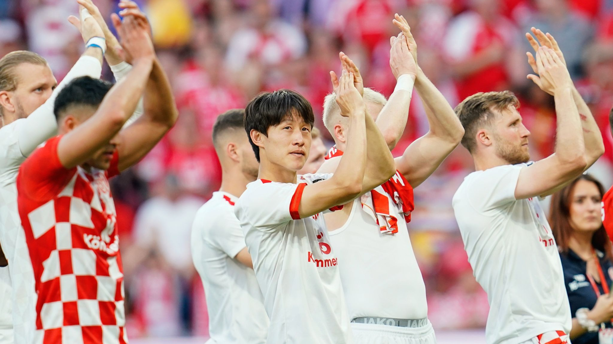Die Mainzer feiern ihren Heimsieg gegen den BVB. - Foto: Uwe Anspach/dpa