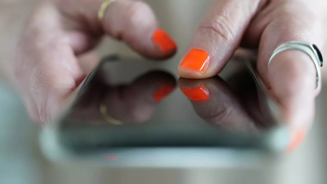 Lieber Online-Dienste wie Whatsapp oder Threema als SMS: Die Bundesbürger haben 2023 noch 5,3 Milliarden gesendet, 0,5 Milliarden weniger als im Jahr zuvor. - Bild: Marcus Brandt/dpa