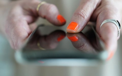 Lieber Online-Dienste wie Whatsapp oder Threema als SMS: Die Bundesbürger haben 2023 noch 5,3 Milliarden gesendet, 0,5 Milliarden weniger als im Jahr zuvor. - Foto: Marcus Brandt/dpa