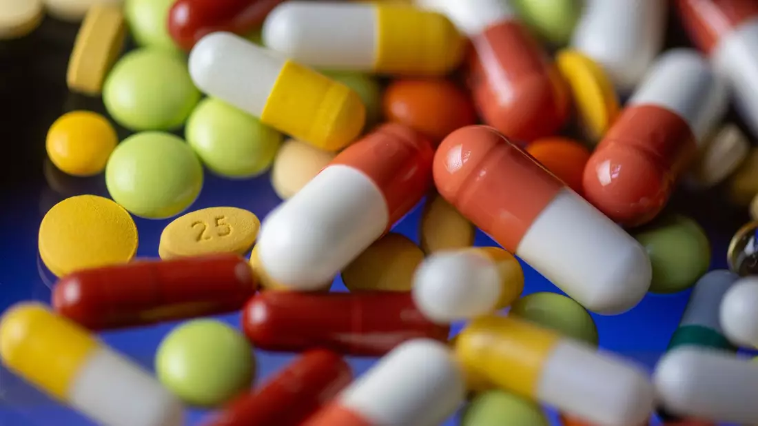 Gefragte Arzneien: In der Pharma- und Chemiebranche bleibt die Beschäftigung insgesamt stabil. - Bild: Hendrik Schmidt/dpa