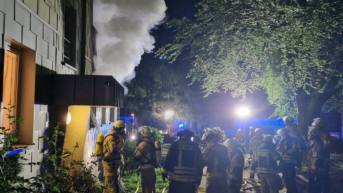 FW Menden: Mehrfache Menschenrettungs aus Wohnhaus - Foto: presseportal.de