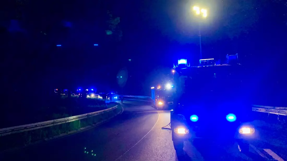 FW Hünxe: Pkw überschlagen und Brand eines Anhängers - Hubschrauber im Einsatz - Bild: presseportal.de