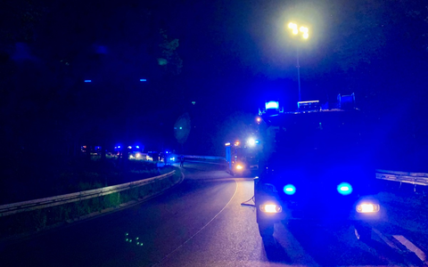 FW Hünxe: Pkw überschlagen und Brand eines Anhängers - Hubschrauber im Einsatz - Foto: presseportal.de