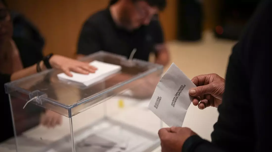 Ein Wähler gibt in einem Wahllokal in La Roca del Vallès seine Stimme ab. - Bild: Emilio Morenatti/AP