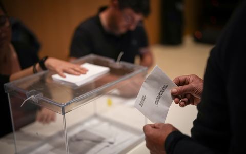 Ein Wähler gibt in einem Wahllokal in La Roca del Vallès seine Stimme ab. - Foto: Emilio Morenatti/AP