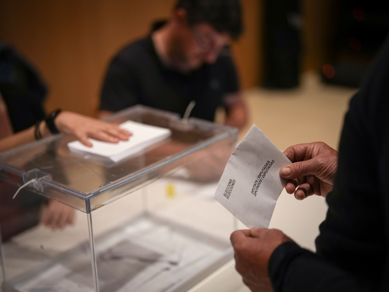 Ein Wähler gibt in einem Wahllokal in La Roca del Vallès seine Stimme ab. - Foto: Emilio Morenatti/AP