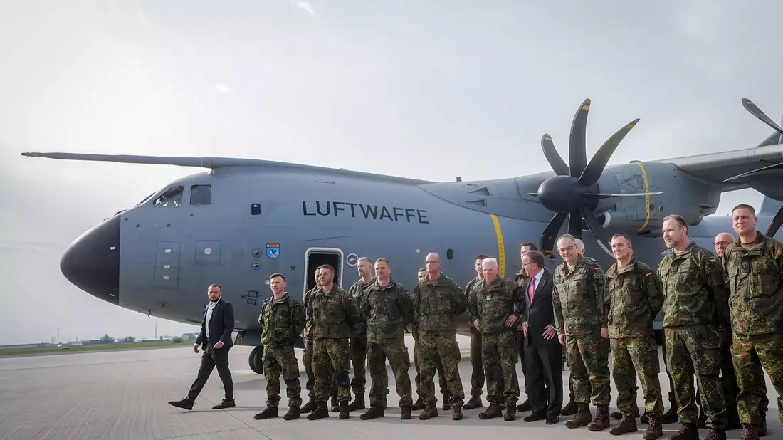 Bundesverteidigungsminister Boris Pistorius (M) verabschiedet Anfang April das Vorkommando der Brigade Litauen auf dem militärischen Teil des Flughafens Berlin-Brandenburg. - Bild: Kay Nietfeld/dpa