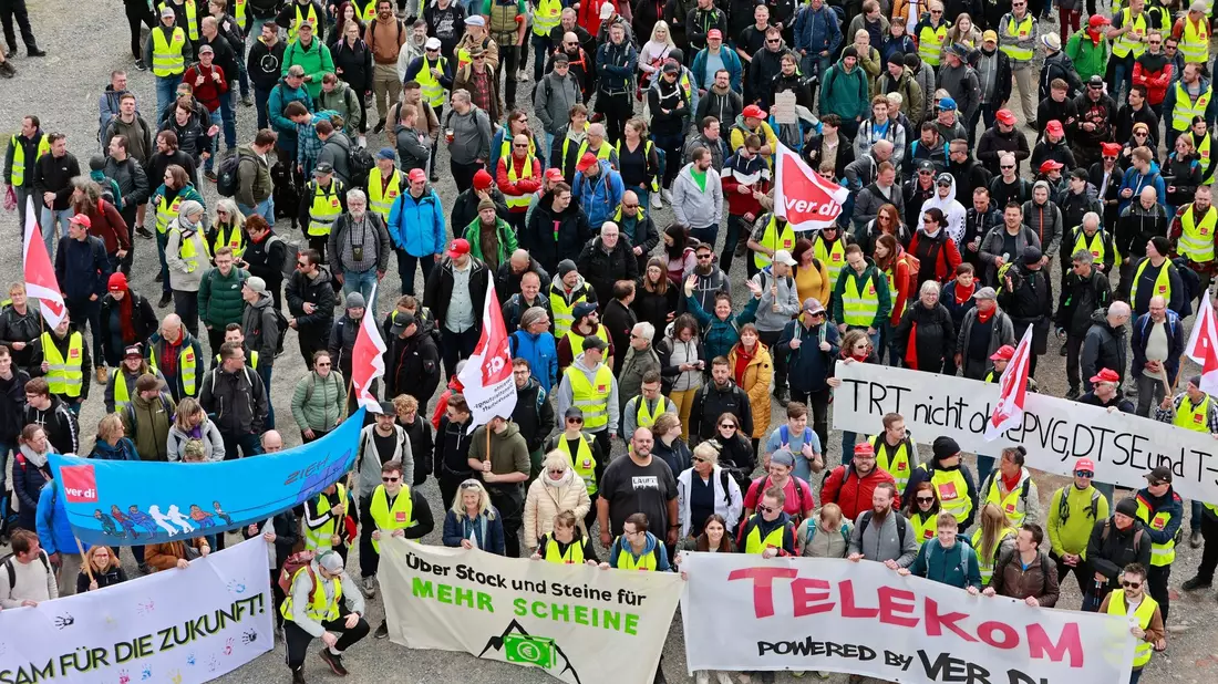 Schon Ende April gingen Beschäftigte der Telekom bei einem bundesweiten Warnstreik auf die Straße. - Bild: Matthias Bein/dpa