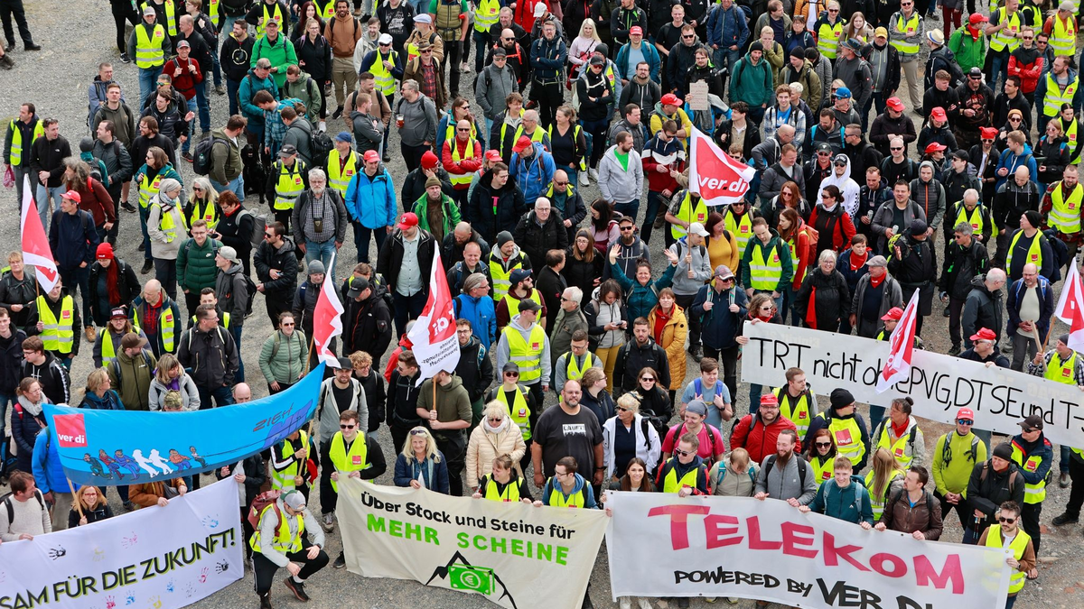 Schon Ende April gingen Beschäftigte der Telekom bei einem bundesweiten Warnstreik auf die Straße. - Foto: Matthias Bein/dpa