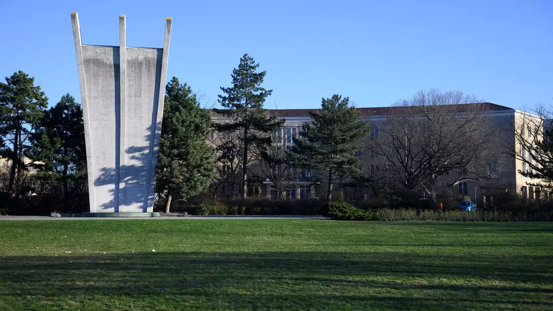 Das Luftbrückendenkmal, die sogenannte «Hungerharke», am Platz der Luftbrücke in Berlin-Tempelhof. Mit mehr als 270.000 Flügen hatten die Alliierten in den Jahren 1948/49 die Versorgung Westberlins gesichert (Archivbild). - Bild: Bernd von Jutrczenka/dpa