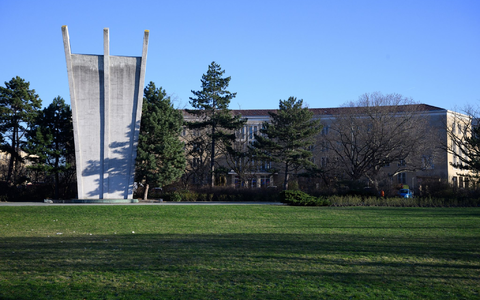Das Luftbrückendenkmal, die sogenannte «Hungerharke», am Platz der Luftbrücke in Berlin-Tempelhof. Mit mehr als 270.000 Flügen hatten die Alliierten in den Jahren 1948/49 die Versorgung Westberlins gesichert (Archivbild). - Foto: Bernd von Jutrczenka/dpa