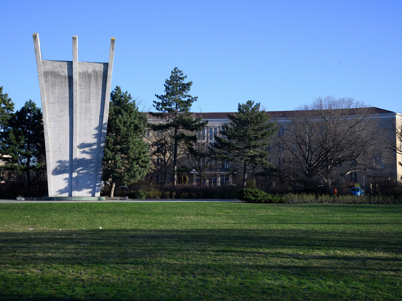 Das Luftbrückendenkmal, die sogenannte «Hungerharke», am Platz der Luftbrücke in Berlin-Tempelhof. Mit mehr als 270.000 Flügen hatten die Alliierten in den Jahren 1948/49 die Versorgung Westberlins gesichert (Archivbild). - Foto: Bernd von Jutrczenka/dpa