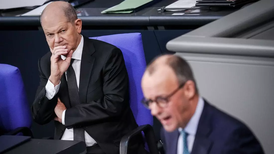 Bundeskanzler Olaf Scholz (l) hört einer Rede von CDU-Chef Friedrich Merz im Bundestag zu. - Bild: Kay Nietfeld/dpa