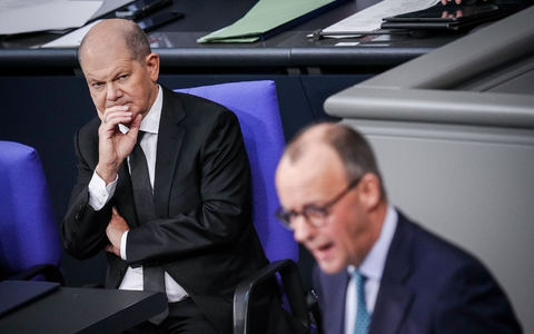 Bundeskanzler Olaf Scholz (l) hört einer Rede von CDU-Chef Friedrich Merz im Bundestag zu. - Foto: Kay Nietfeld/dpa