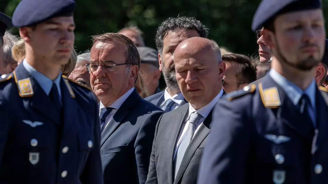 Bundesverteidigungsminister Boris Pistoris (M.l.) und Berlins Regierender Bürgermeister Kai Wegner beim Festakt zum 75. Jahrestag des Endes der Berliner Luftbrücke. - Bild: Carsten Koall/dpa