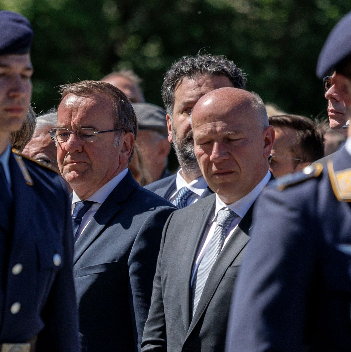 Bundesverteidigungsminister Boris Pistoris (M.l.) und Berlins Regierender Bürgermeister Kai Wegner beim Festakt zum 75. Jahrestag des Endes der Berliner Luftbrücke. - Foto: Carsten Koall/dpa