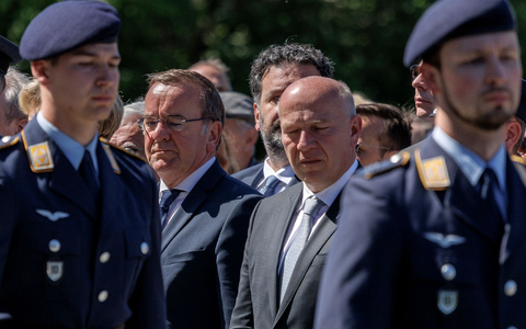 Bundesverteidigungsminister Boris Pistoris (M.l.) und Berlins Regierender Bürgermeister Kai Wegner beim Festakt zum 75. Jahrestag des Endes der Berliner Luftbrücke. - Foto: Carsten Koall/dpa