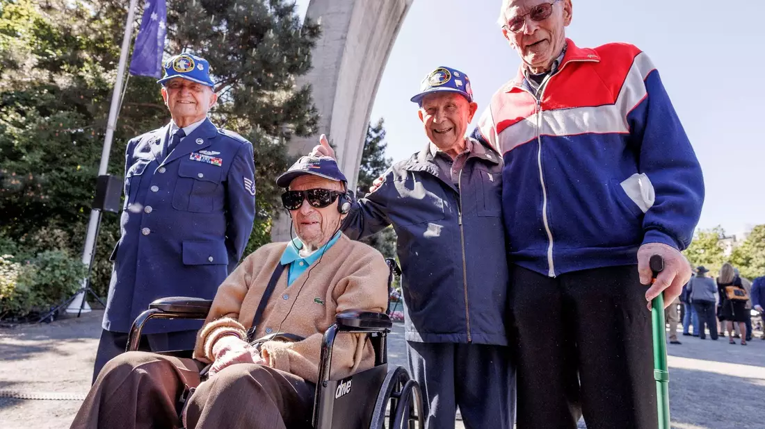 Auch Veteranen nehmen am Festakt in Berlin-Tempelhof teil. - Bild: Carsten Koall/dpa