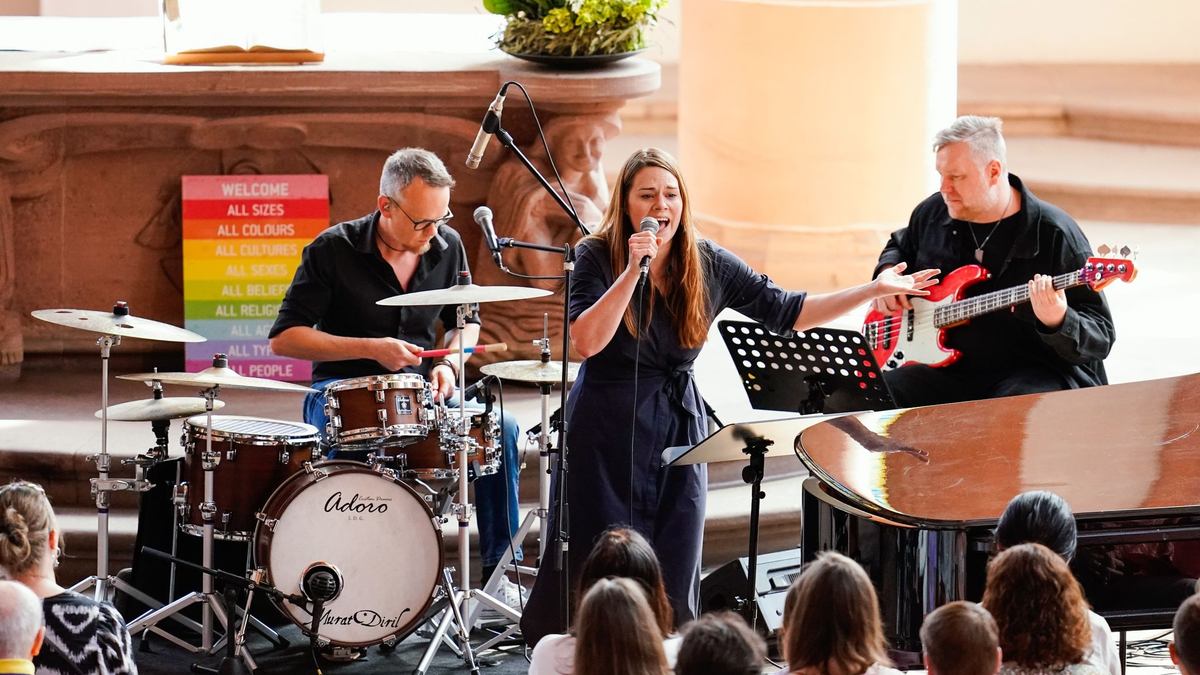 Sängerin Tine Wiechmann covert Taylor-Swift-Songs in der Kirche. - Foto: Uwe Anspach/dpa
