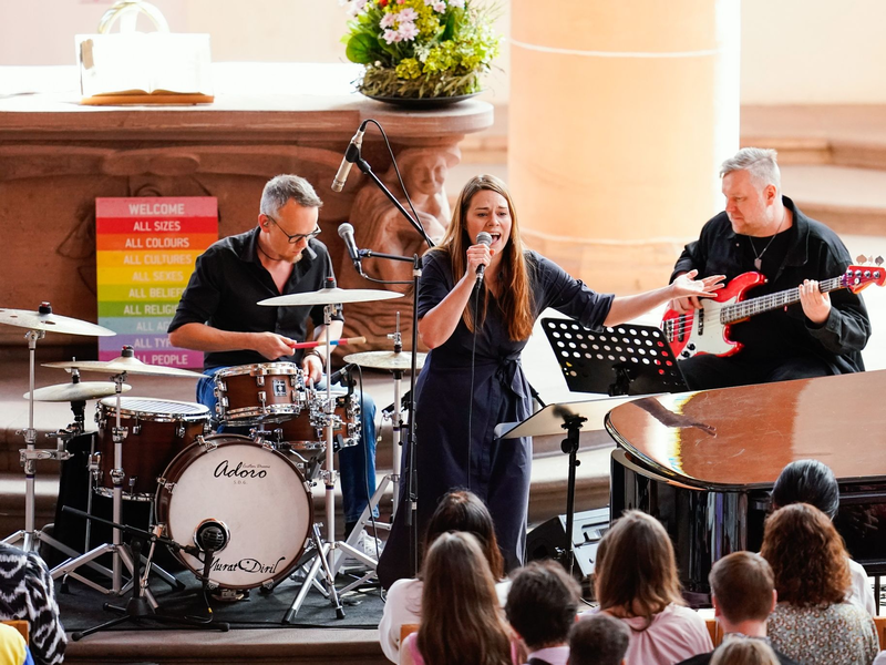 Sängerin Tine Wiechmann covert Taylor-Swift-Songs in der Kirche. - Foto: Uwe Anspach/dpa