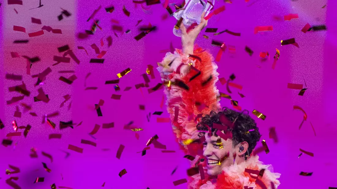 Sieger Nemo jubelt mit der zerbrochenen Trophäe - umgeben von Konfetti. Doch beim ESC ist lange nicht mehr alles Gold was glänzt. - Bild: Jens Büttner/dpa