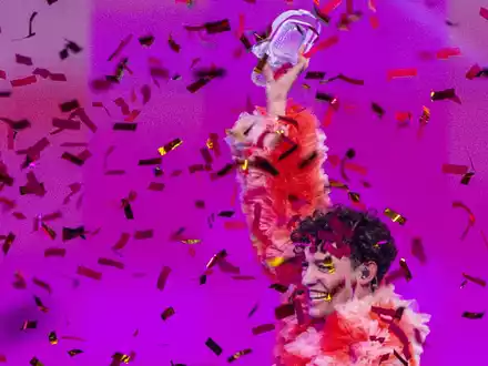 Sieger Nemo jubelt mit der zerbrochenen Trophäe - umgeben von Konfetti. Doch beim ESC ist lange nicht mehr alles Gold was glänzt. - Foto: Jens Büttner/dpa