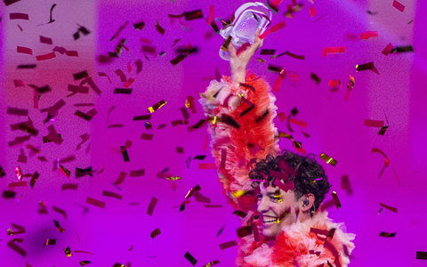 Sieger Nemo jubelt mit der zerbrochenen TrophĂ€e - umgeben von Konfetti. Doch beim ESC ist lange nicht mehr alles Gold was glĂ€nzt. - Foto: Jens BĂŒttner/dpa Sieger Nemo jubelt mit der zerbrochenen TrophĂ€e - umgeben von Konfetti. Doch beim ESC ist lange nicht mehr alles Gold was glĂ€nzt. - Foto: Jens BĂŒttner/dpa