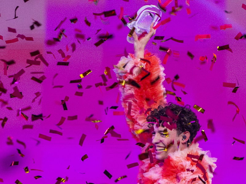 Sieger Nemo jubelt mit der zerbrochenen Trophäe - umgeben von Konfetti. Doch beim ESC ist lange nicht mehr alles Gold was glänzt. - Foto: Jens Büttner/dpa