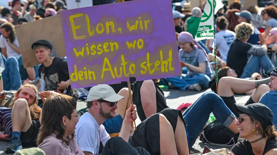 Die Protestierenden nehmen auch Tesla-Chef Elon Musk aufs Korn. - Bild: Patrick Pleul/dpa