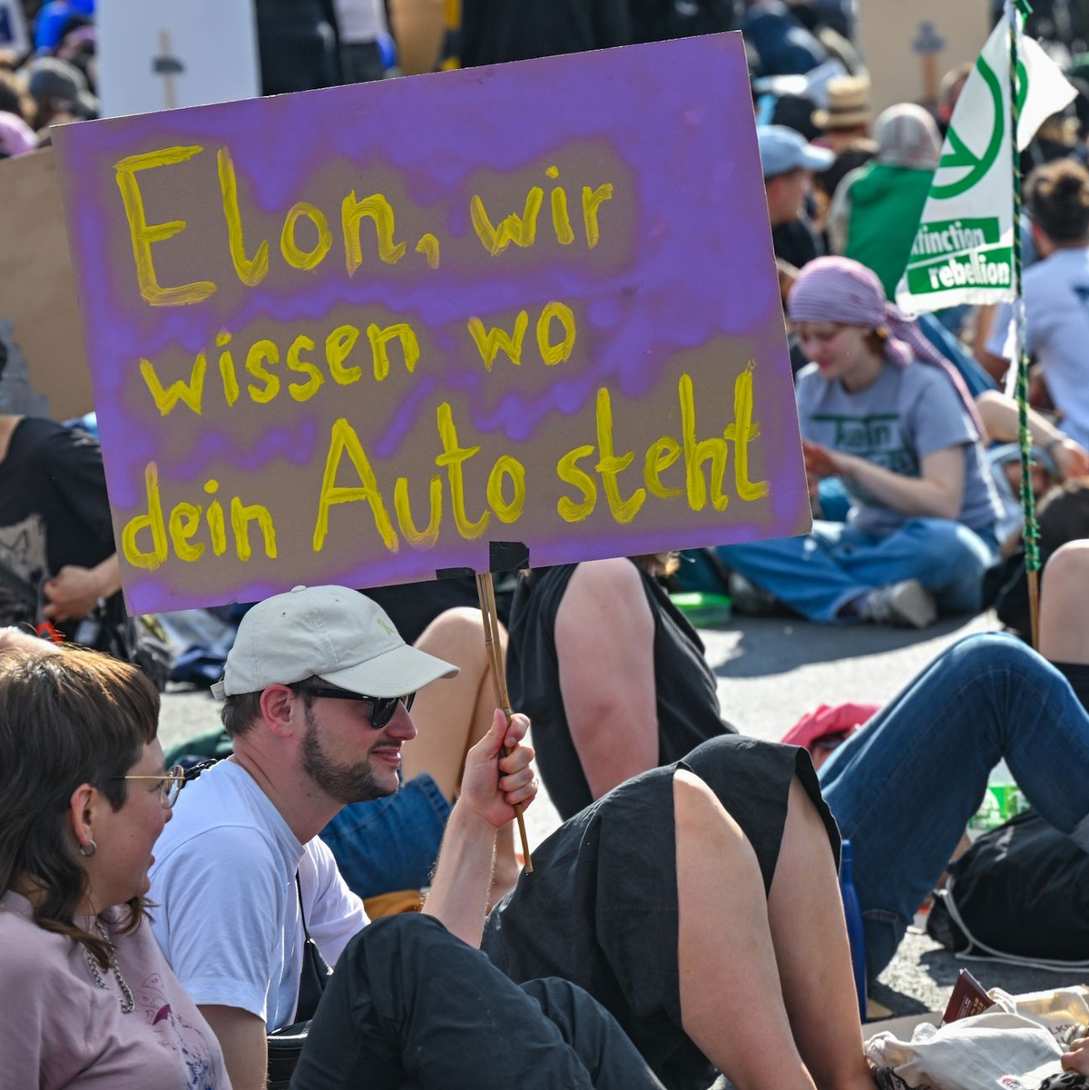 Die Protestierenden nehmen auch Tesla-Chef Elon Musk aufs Korn. - Foto: Patrick Pleul/dpa