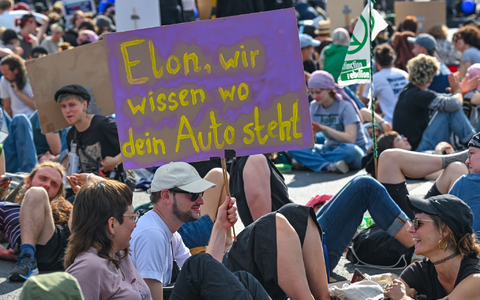 Die Protestierenden nehmen auch Tesla-Chef Elon Musk aufs Korn. - Foto: Patrick Pleul/dpa