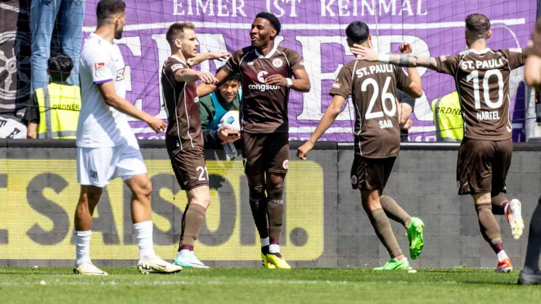 Die St.-Pauli-Profis feiern das Tor von Oladapo Afolayan (M.). - Bild: Axel Heimken/dpa