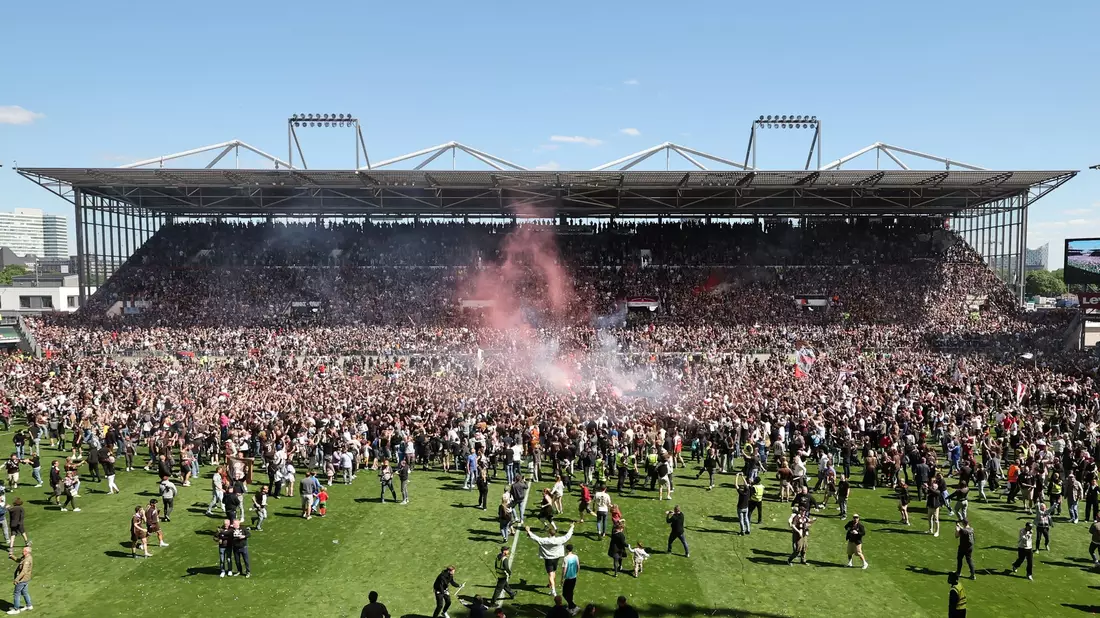 Die Fans vom FC St. Pauli stürmten nach dem Abpfiff den Platz. - Bild: Christian Charisius/dpa