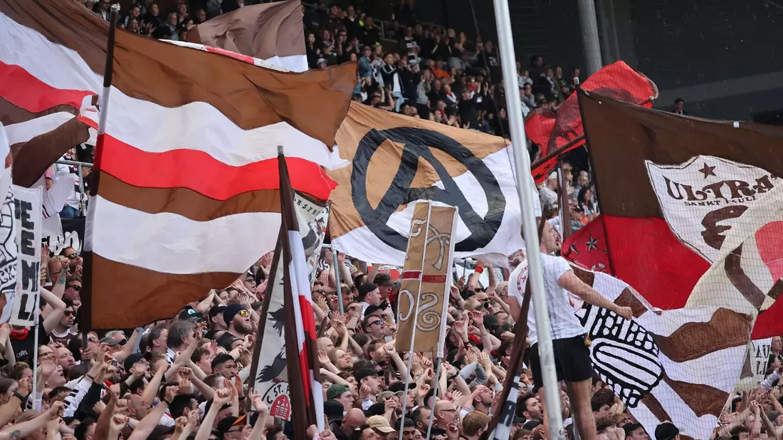 Die Fans des FC St. Pauli feierten den Aufstieg in die Bundesliga ausgelassen. - Bild: Christian Charisius/dpa